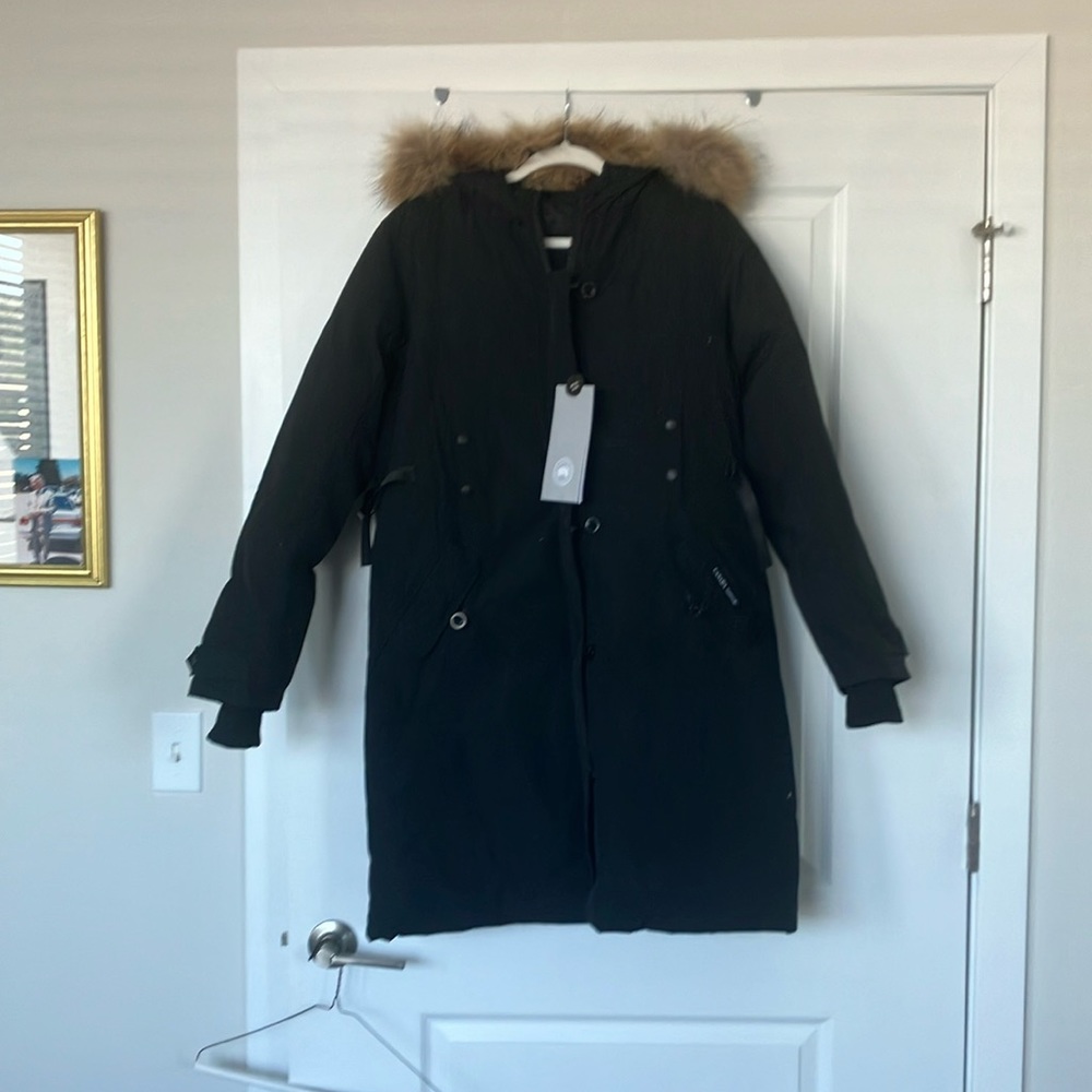 Canada goose parka purchased on DH Gate.  Real fur hood. Comes with tags. Size L